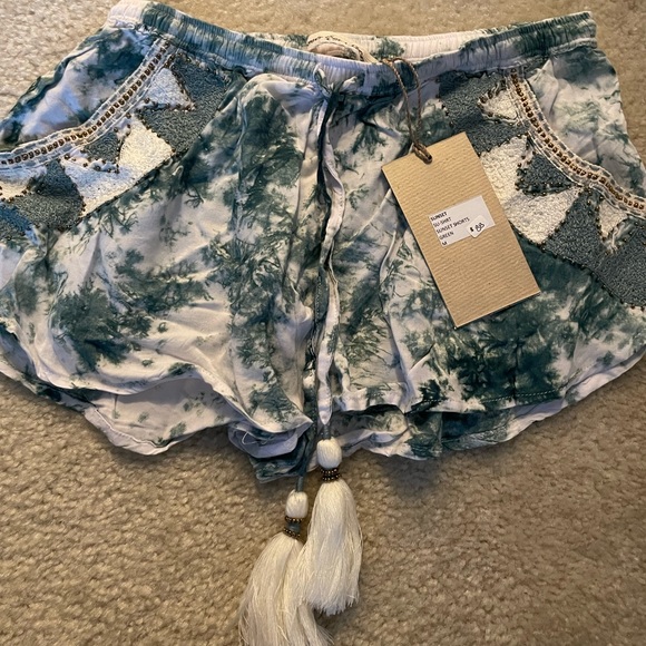 Summer shorts Size Medium - Picture 2 of 7